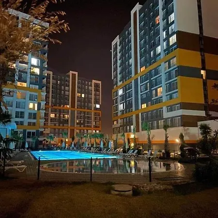 Luxury Pool شقة *